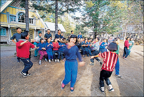 백두밀영 순례 길에 유희를 벌이고 있는 북녘 여핵생들. 